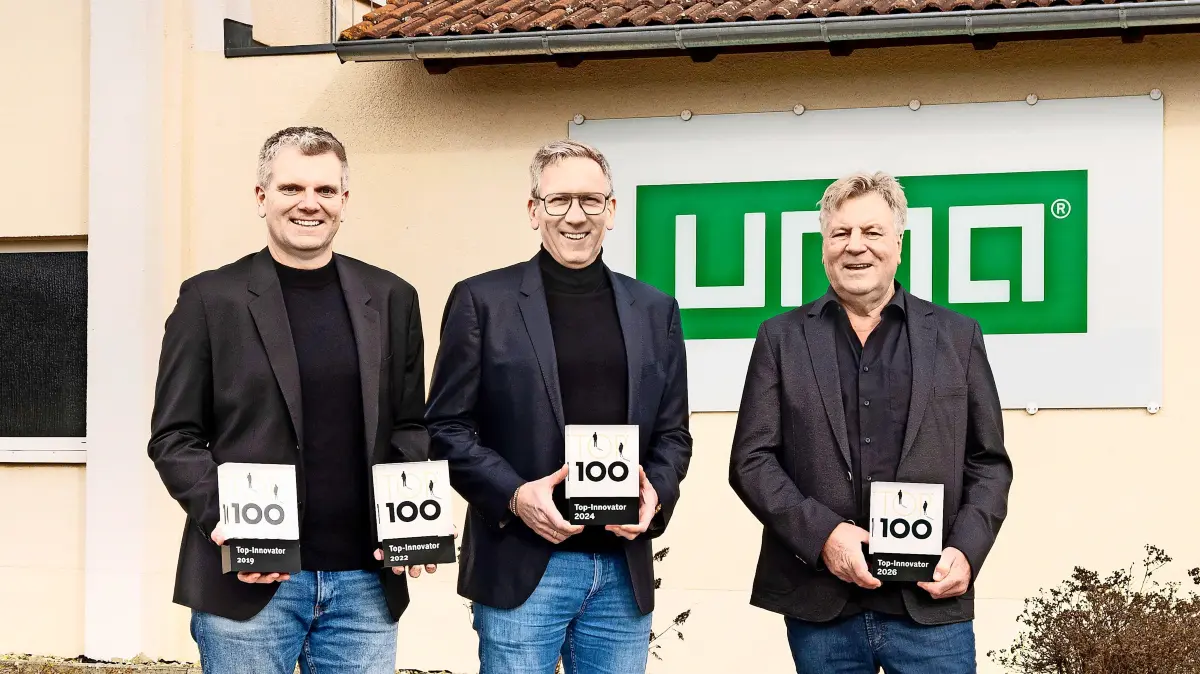 Die Geschäftsführer der uma Schreibgeräte Ullmann GmbH freuen sich über die vierte Top 100-Auszeichnung des Fischerbacher Familienunternehmens: Alexander Ullmann (von links) , Jochen Ullmann, Peter Ullmann.