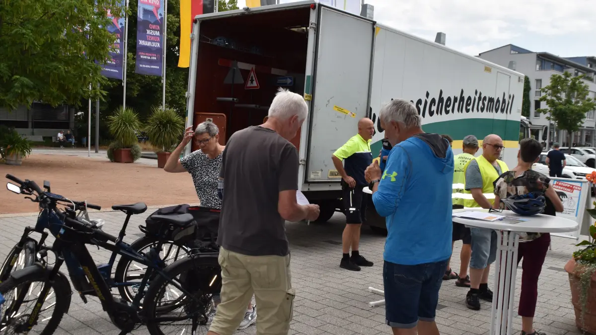 Gespräche und Austausch waren Teil des Mobilitätstags. Die IG Velo beriet über die Sicherheit und Sichtbarkeit von Fahrrädern und codierte diese für eine verbesserte Auffindbarkeit bei Diebstahl.