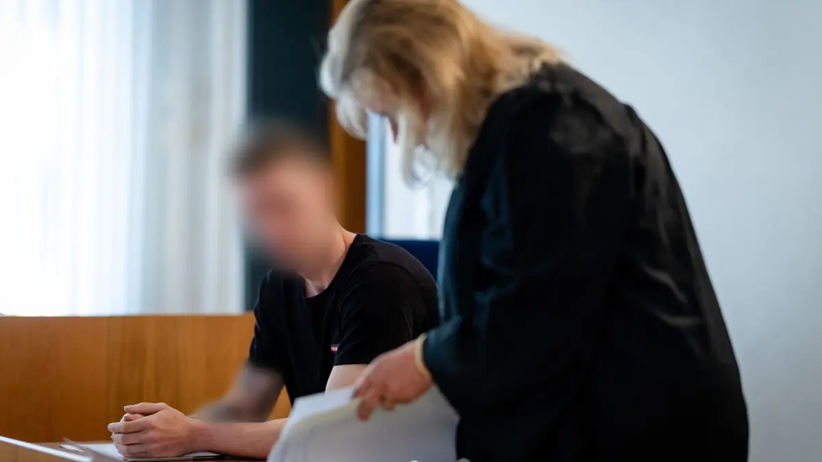 Amtsgericht Balingen: 02.07.2026, Baden-Württemberg, Balingen: Ein Angeklagter sitzt zu Prozessbeginn in einem Saal des Amtsgerichts Balingen auf seinem Platz. Er soll im März 2025 bei einem Überholversuch auf einer Bundesstraße die Kontrolle über seinen Sportwagen verloren haben und in einen entgegenkommenden Transporter gefahren sein - zwei Menschen starben bei dem Unfall. Foto: Christoph Schmidt/dpa +++ dpa-Bildfunk +++