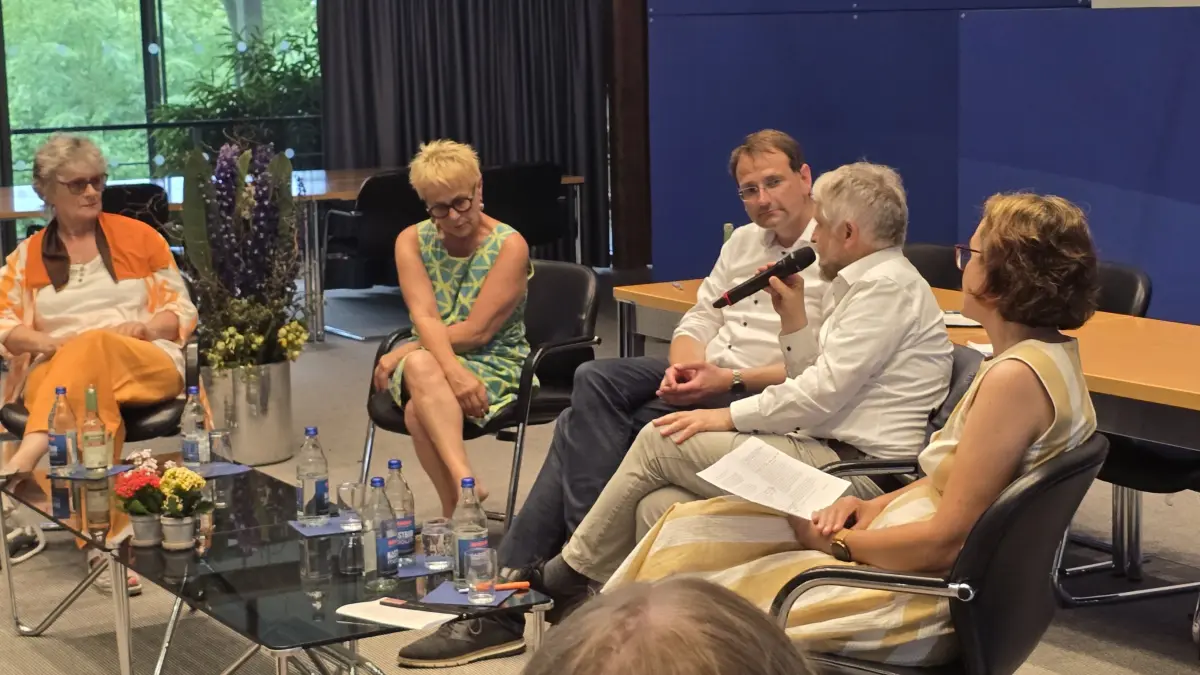 Barbara Zander (links) und Angela Koch (Zweite von links) kamen als Kinder nach Königsfeld und Bad Dürrheim. Im Zeitzeugengespräch mit Kreisarchivar Clemens Joos, Klinikleiter Stephan Maier und Kreisjugendamtsleiterin Heike Rau berichteten sie von ihren traumatisierenden Erlebnissen.