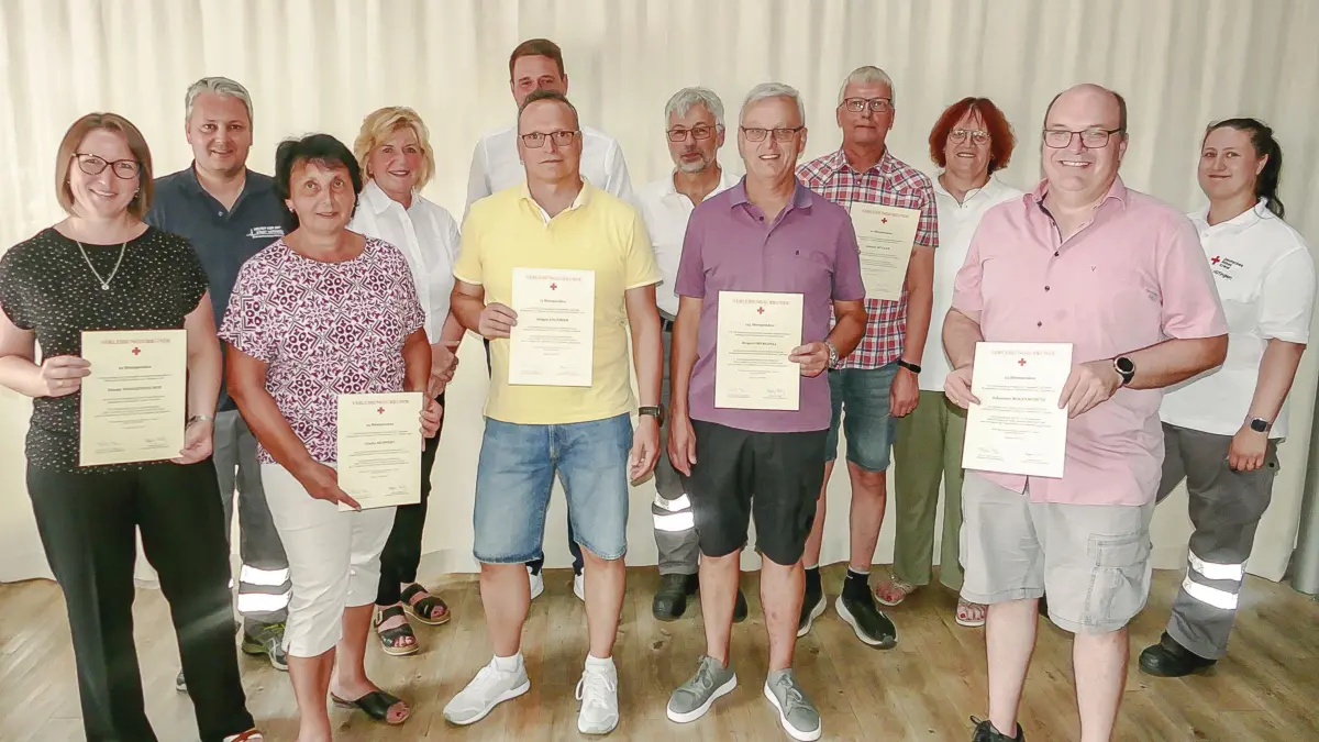 Die vom DRK-Ortsverein geehrten Blutspender (vordere Reihe von links): Nicole Wiggenhauser , Gisela Huppert, Jürgen Engesser, Jürgen Obergfell, Günter Müller, Johannes Bogenschütz. Hintere Reihe von links: Bereitschaftsleiter Alexander Buttler, Vorsitzende Kerstin Skodell, Bürgermeister Patrick Haas, Kurt Löhr, Maria Roßhardt und Saskia Nowak gratulieren.