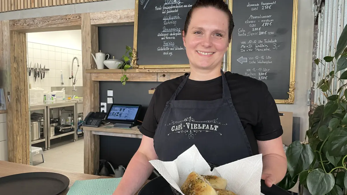 Jacqueline Dieterle ist eine von zwei hauptamtlichen Mitarbeiterinnen des Café Vielfalt in St. Georgen. Zudem engagieren sich viele Ehrenamtliche im Begegnungscafé.