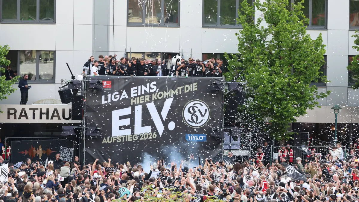 Die SV Elversberg feierte im Mai den sensationellen Aufstieg in die erste Bundesliga in der Stadt ausgelassen.