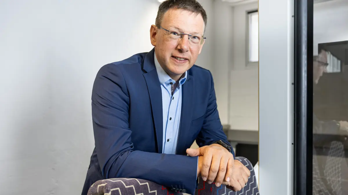 Thomas Schlegel, Professor an der Hochschule Furtwangen, leitet das Institut für Intelligente Interaktive Ubiquitäre Systeme (IIIUS). Sein Spezialgebiet: das Zusammenspiel von IT, Systemen und Menschen.