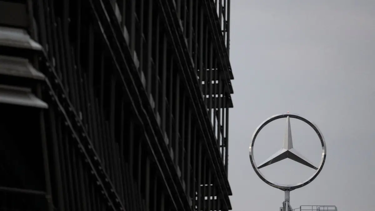 Mercedes-Benz: ARCHIV - 29.07.2025, Baden-Württemberg, Stuttgart: Der Mercedes-Stern ist auf einem Gebäude des Werks Untertürkheim zu sehen. (zu dpa: «IG Metall kündigt «heißen Sommer» für Autobranche an») Foto: Marijan Murat/dpa +++ dpa-Bildfunk +++