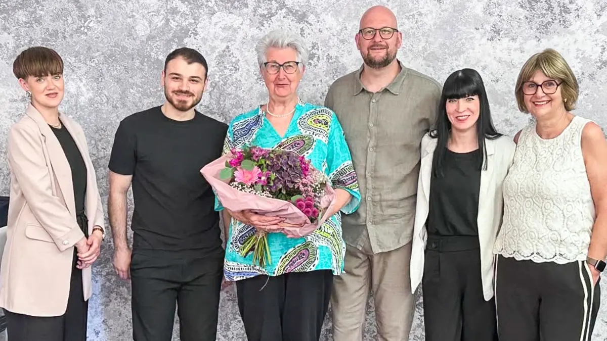 Das Team des Salons Andreas mit Ingrid Philipp (rechts), Sohn Dominik (Vierter von links) und der langjährigen Kundin Christel Lantsch (Mitte)