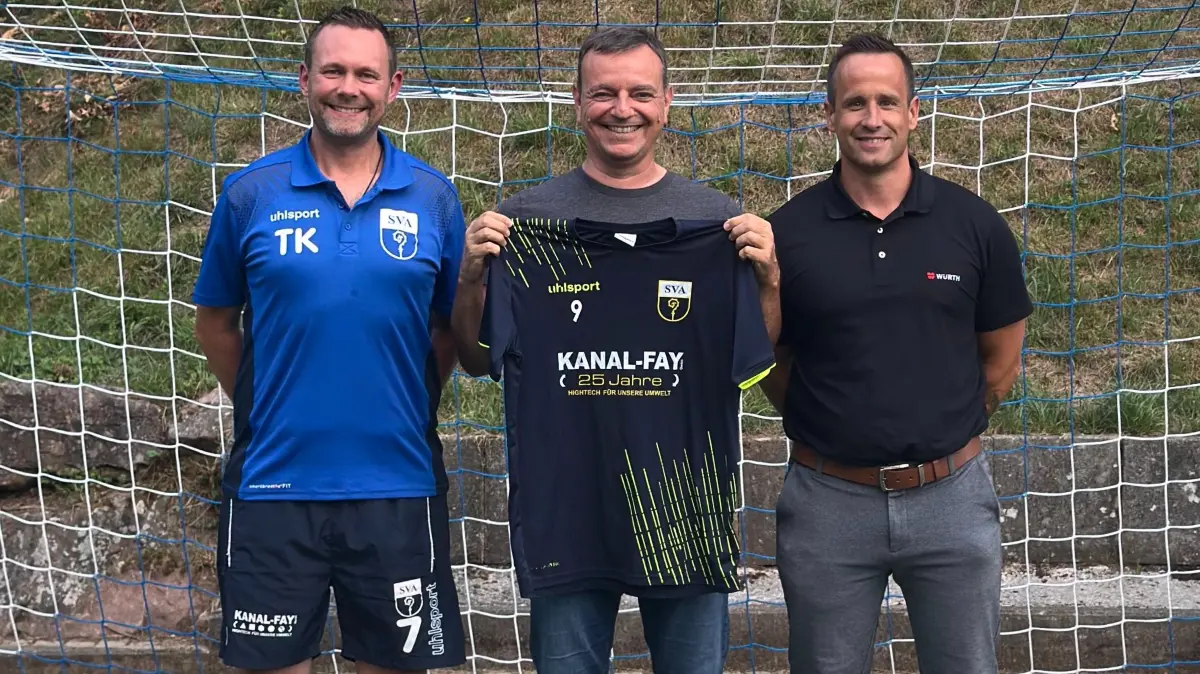 Sportvorstand Thomas Kalmbach (links) posiert mit Trainer Oliver Gaus (mitte) und dem sportlichen Leiter der Aktiven Michael Heinzelmann (rechts)