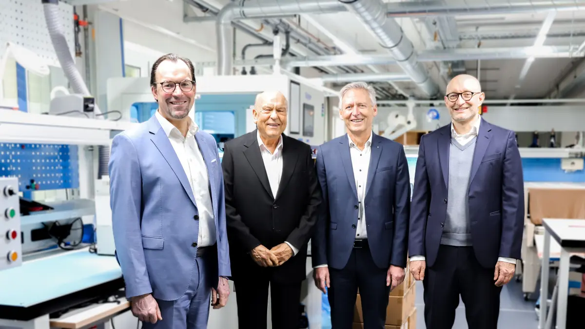Die Geschäftsleitung von Jauch in der Batterieproduktion in Schwenningen (von links): Timo Schmidt, Firmeninhaber Thomas Jauch, Eberhard Heiser und Marc Schott.