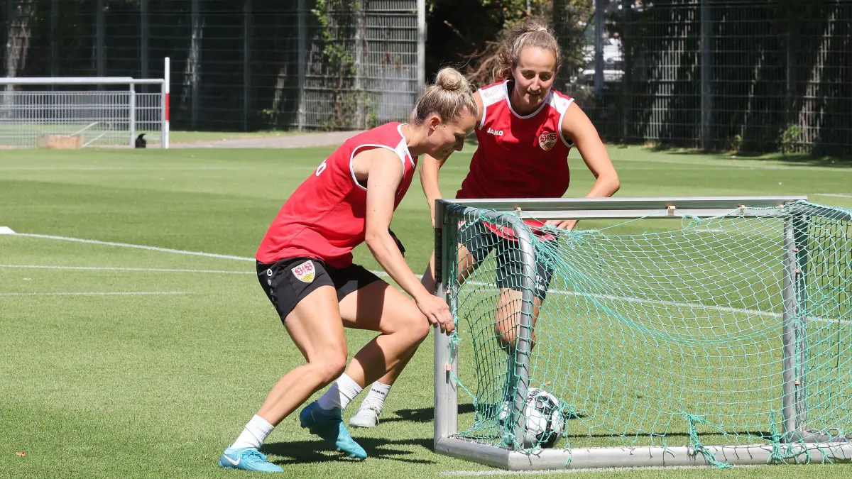 Training VfB Stuttgart Frauen: BAU // Stuttgart , Fußball Training VfB Stuttgart Frauen , von links: Jana beuschlein / Tamar Dongus