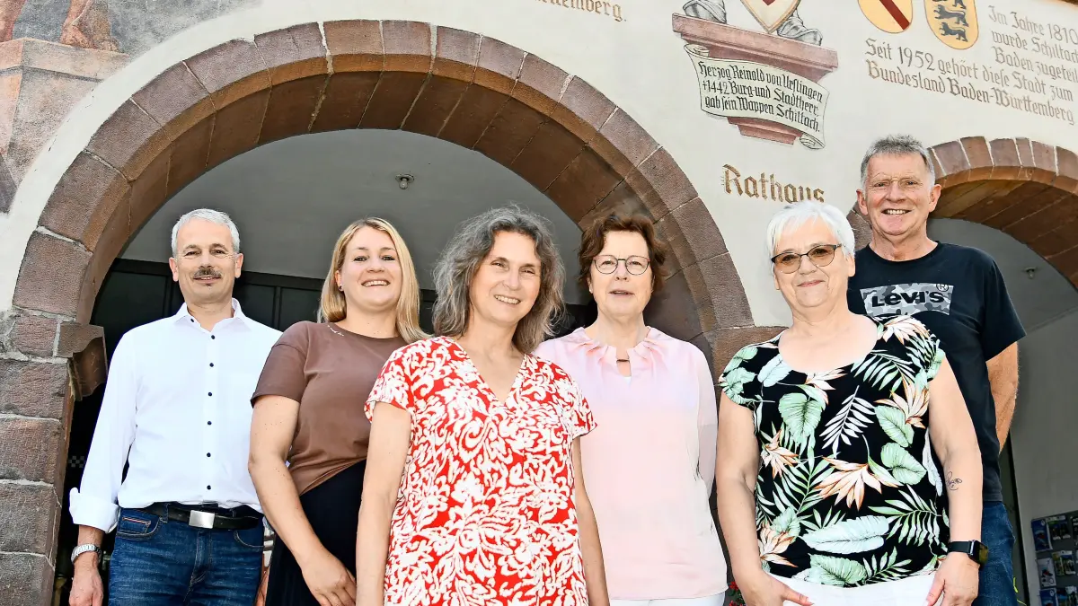 Sie waren beim Pressetermin zum Erlebnistag Landwirtschaft (von links): Schiltachs Bürgermeister Thomas Haas, Vanessa Müller vom Betrieb Müller mit der "Gläsernen Produktion", Silke Stößer (LEV Mittlerer Schwarzwald), Irene Günzler (Landwirtschaftsamt Rottweil), Ute Müller (Betrieb Müller) und Eugen Haberer (Vorsitzender Kreisbauernverband Rottweil).