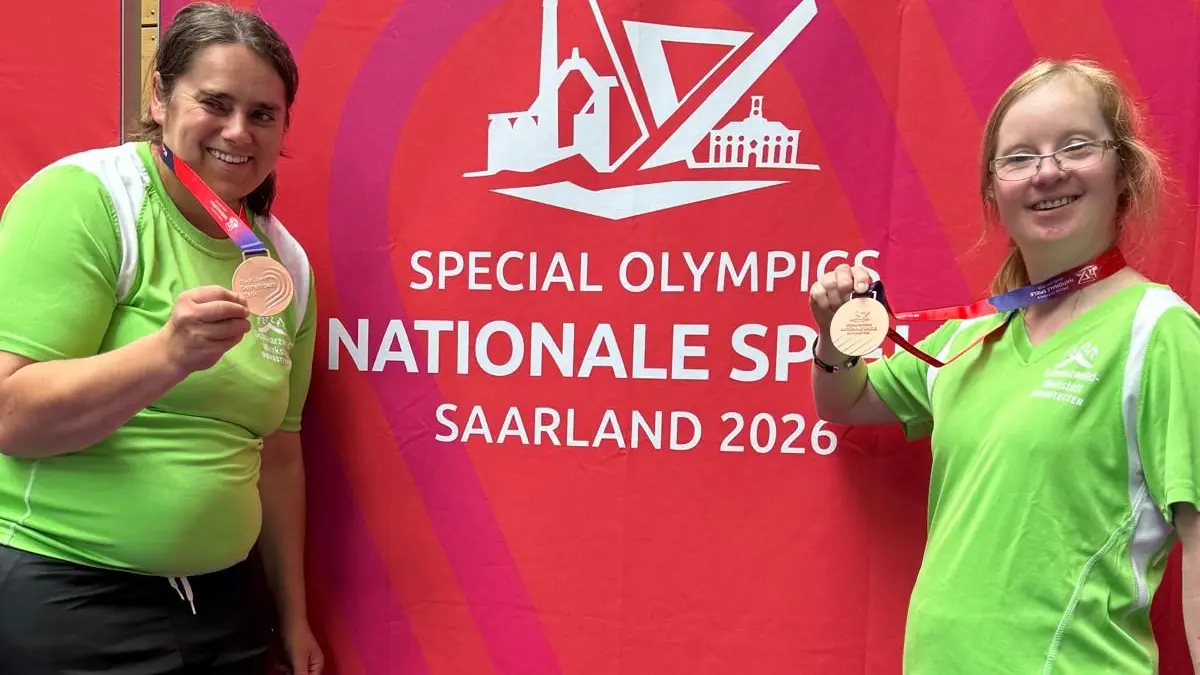 Die Rollerskaterinnen Sarah Matzat (links) und Stefanie Kurz freuen sich über ihre Bronzemedaille in der Staffel