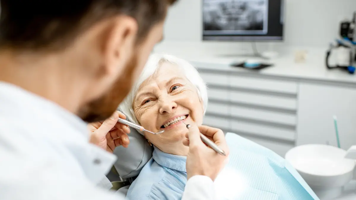 Dank spezieller Implantate können Patienten noch am gleichen Tag mit festsitzenden Zähnen die Praxis verlassen.