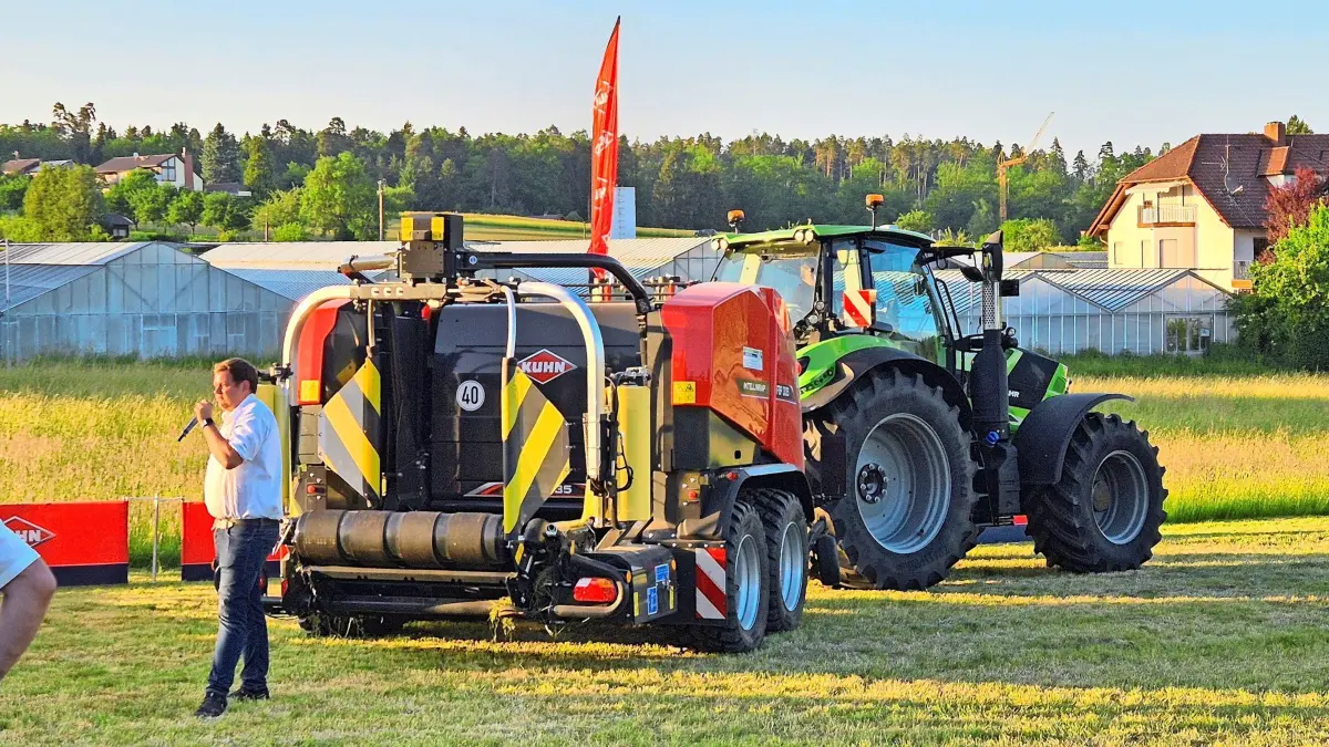Bei der „Kuhn Deutschland Futterernte-Tour“ wurden die neuesten Agritechnica-Modelle von den Landtechnikherstellern Deutz-Fahr und Kuhn präsentiert.