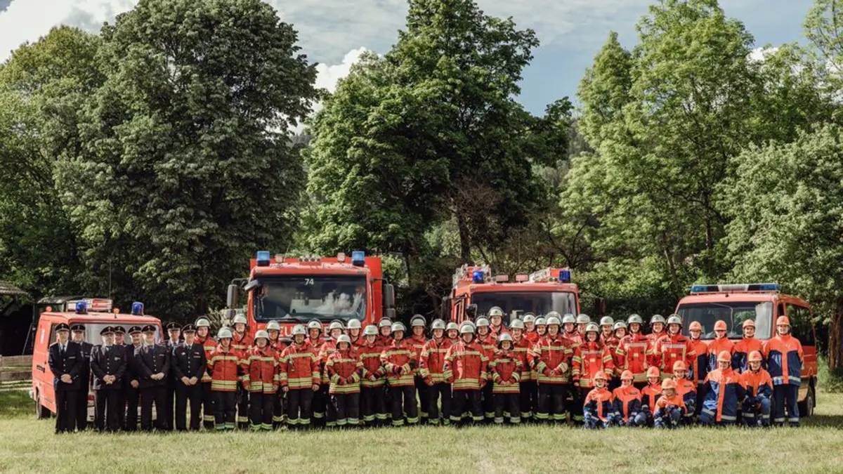 Die komplette Mannschaft der Feuerwehr Hausen inklusive der Jugend und der Altersabteilung