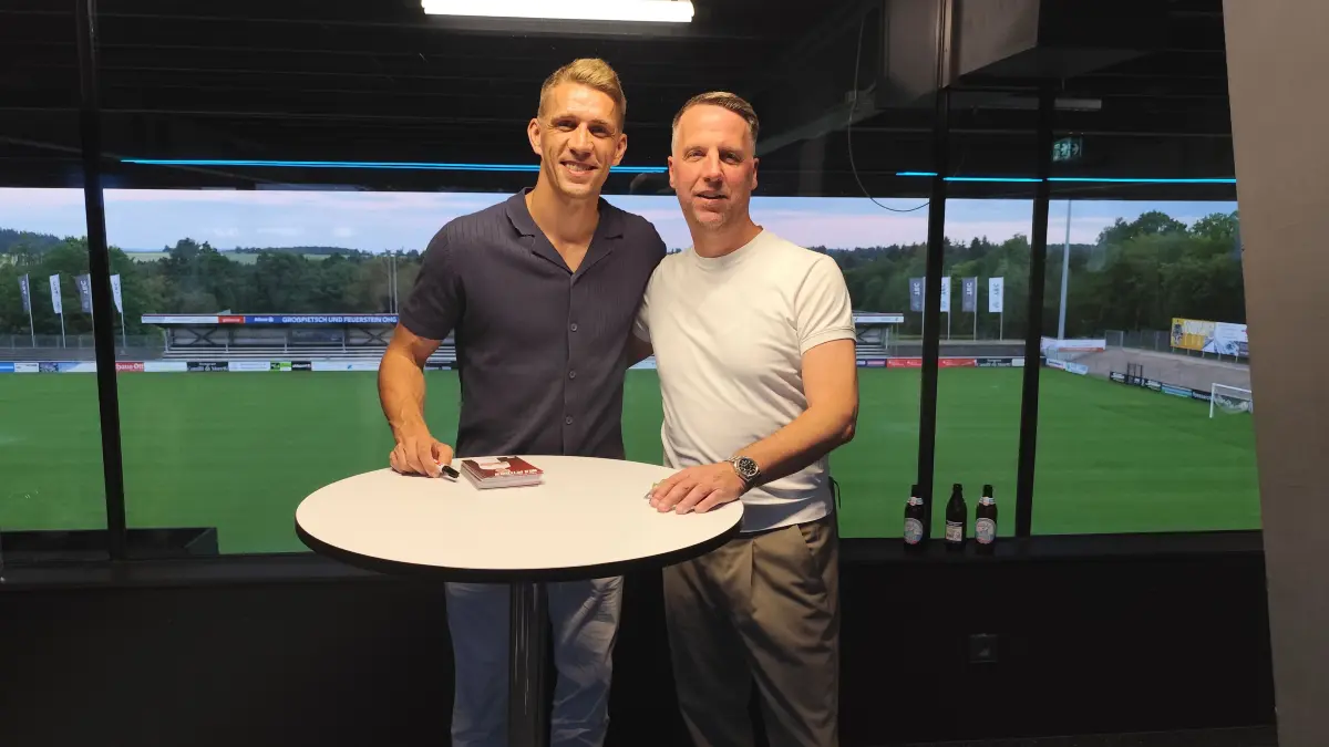 Nils Petersen (links) beantwortete während der Talkrunde die Fragen von Moderator Olaf Stadelbacher.