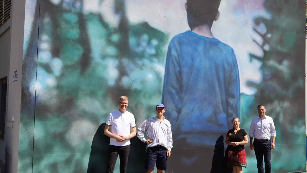 Die Neugestaltung einer Hauswand betrachteten Peter Spörrer (von links), Daniel Künzler, Diana Stöcker und Daniel Franke.