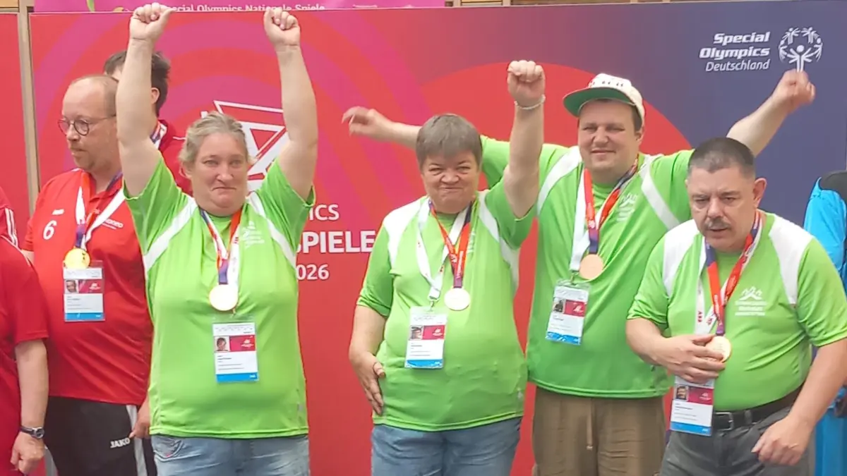 Liane Roehse, Barbara Hippe, Marcel Bayer und Sascha Frommann freuen sich über ihre Bronzemedaillen im Boccia-Team-Wettbewerb