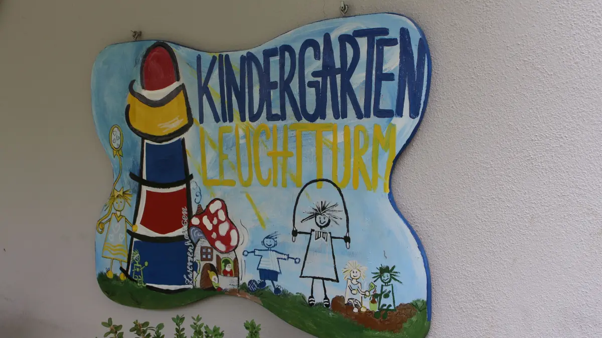 Im Kindergarten sowie in der Flüchtlingsunterkunft und in der Schule waren wohl Steinewerfer zugange. Die Gemeinde sucht nun nach Zeugen.