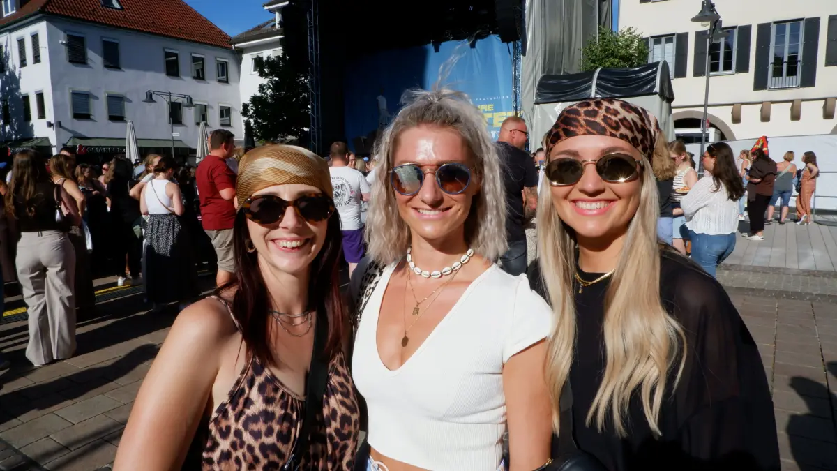 Die Besucherinnen beim Open Air in Balingen strahlen an diesem Freitag mit der Sonne um die Wette.