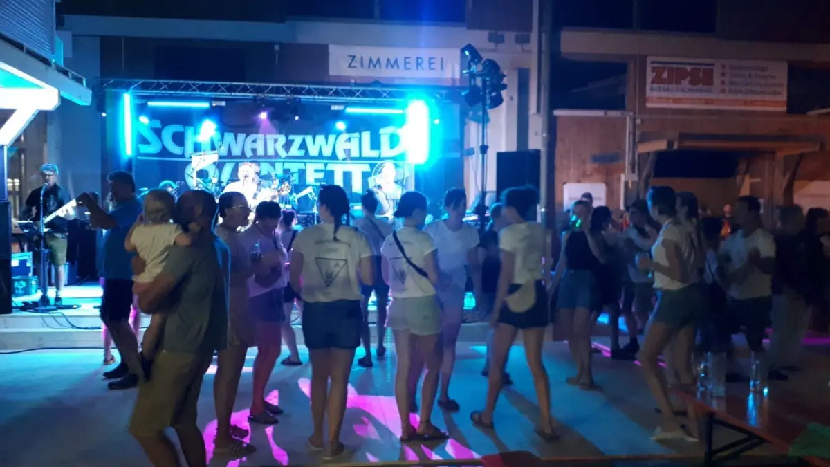 Besonders in den Abendstunden verwandelt sich der Hof der Zimmerei Schwendemann in einen Festplatz mit ausgezeichneter Stimmung. Dafür sorgt schon seit Jahren das Schwarzwald Quintett.