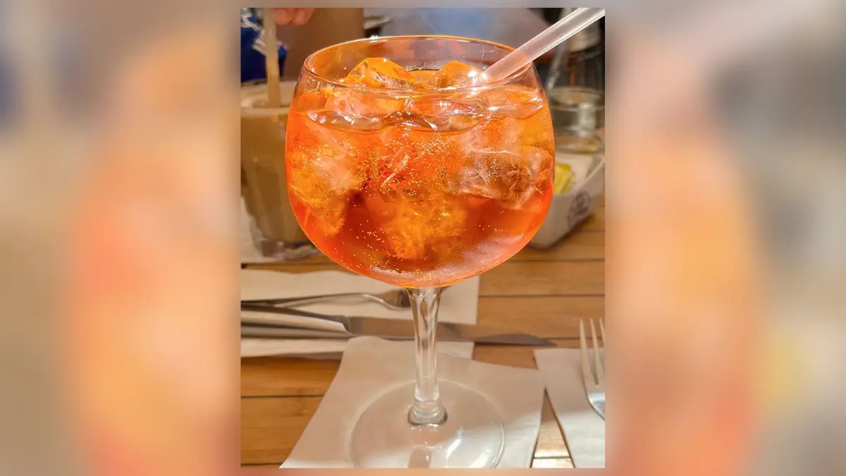 Jahrelang war er nahezu konkurrenzlos der Sommerdrink schlechthin. Auch 2026 gehört der Aperol Spritz zu den Favoriten – muss sich die Getränkekarte inzwischen aber mit zahlreichen neuen Konkurrenten teilen.