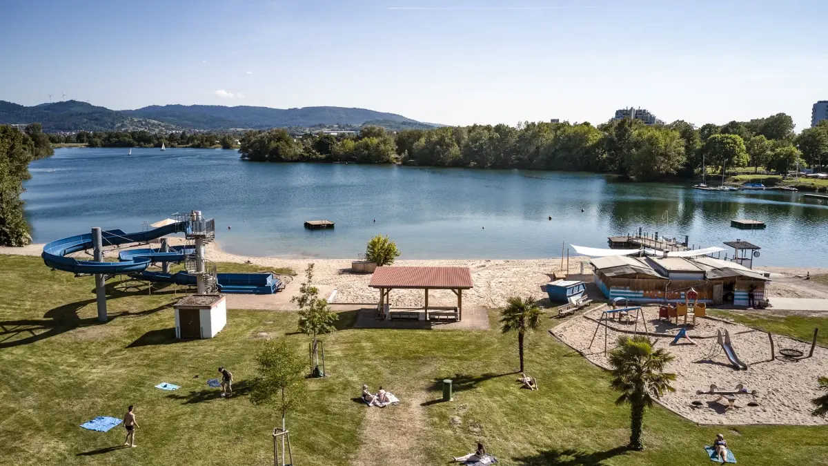 Naturbegeisterte finden Erholung im klaren Wasser des Gifiz-Sees.
