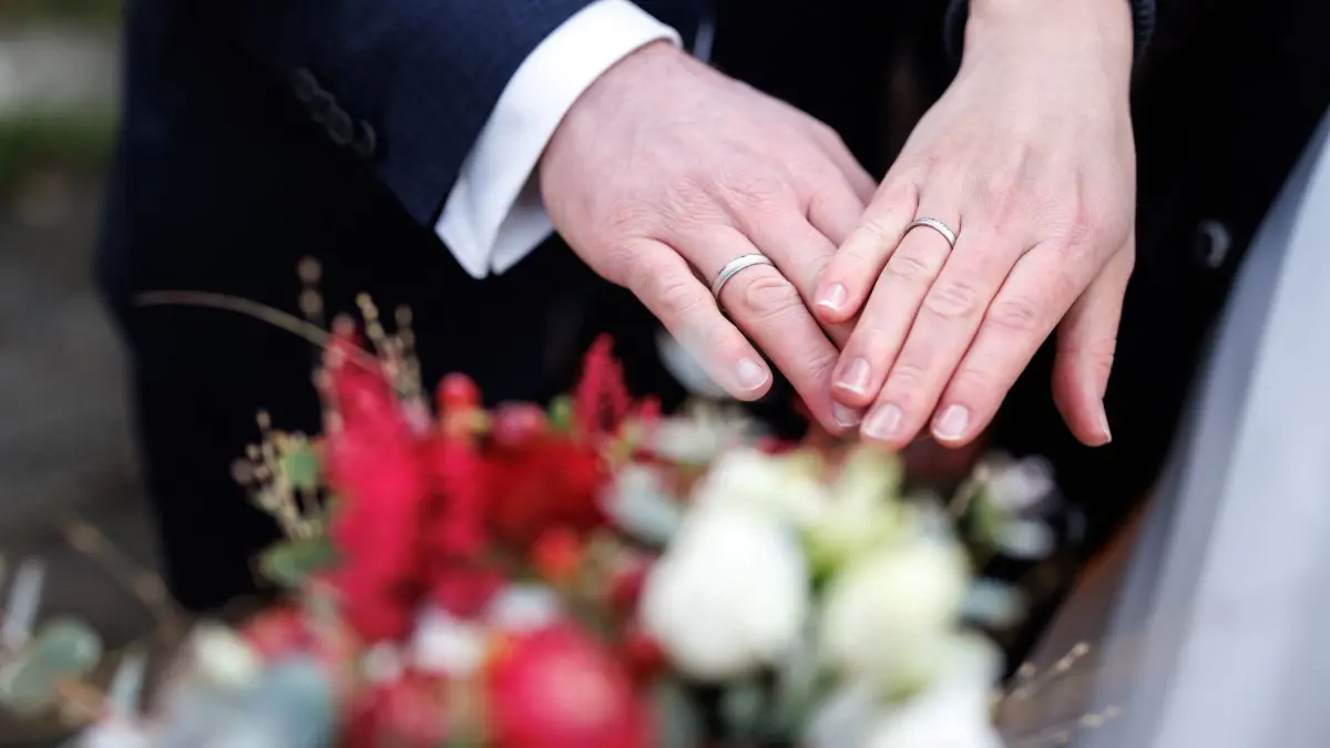 Brautpaar nach der Eheschließung: ARCHIV - 31.03.2023, Bayern, Rehau: Egal, ob erste, zweite oder x-te Hochzeit: Es zählen nicht die Erwartungen von Außenstehenden, sondern nur, was sich das Brautpaar wünscht. (zu dpa: «So viele Menschen haben in Bayern geheiratet») Foto: Matthias Balk/dpa/dpa-tmn +++ dpa-Bildfunk +++