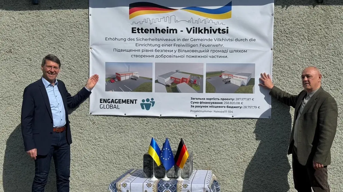 Eine Delegation aus Ettenheim besuchte die ukrainische Partnergemeinde im April. Dabei stellten Bürgermeister Bruno Metz (links) und Gemeindevorsteher Mykhailo Tsiryk die Pläne für die neue Feuerwache vor.