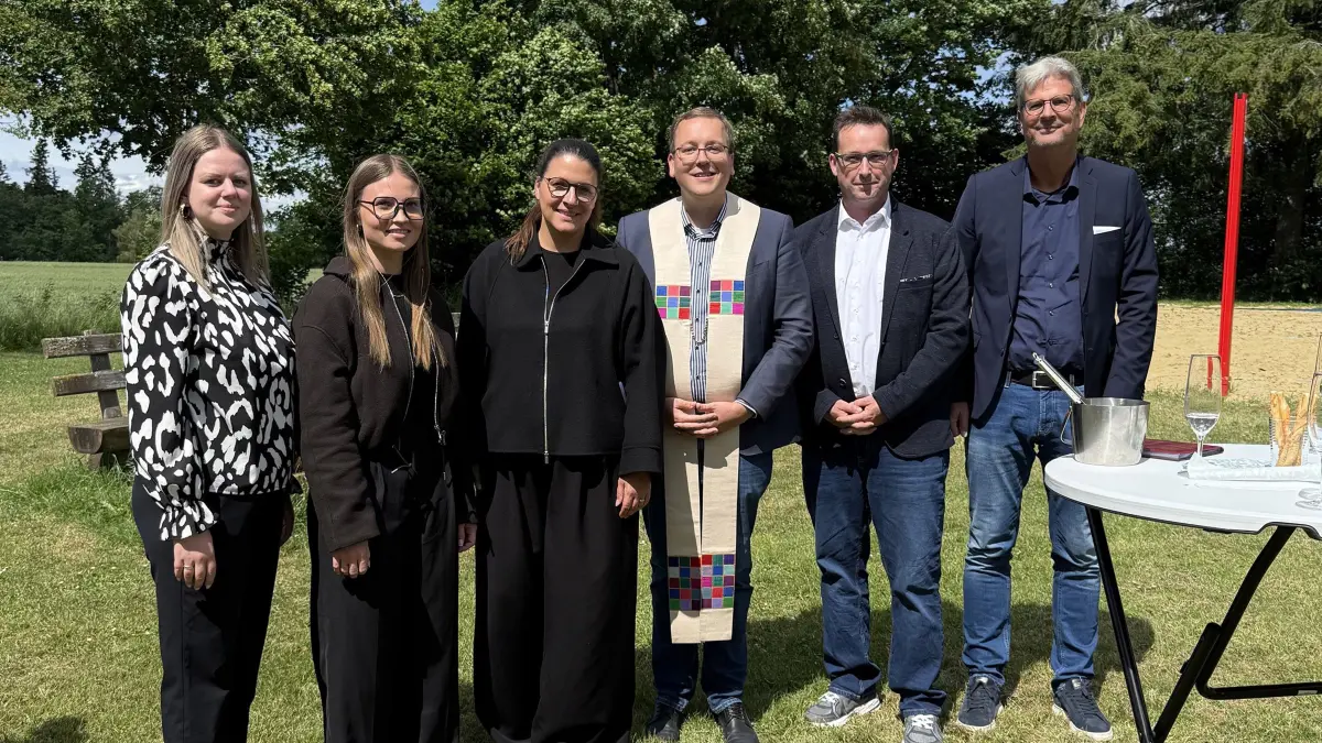 Die Krippe „Marienkäfer“ in Neukirch ist nun offiziell eingeweiht. Das Foto zeigt von links Erzieherin Saskia Nautsch mit Leiterin Monja Fischinger, Bürgermeisterin Ines Gaehn, Vikar Nico Schmid, Ortsvorsteher Kendy Scharein und Fachbereichsleiter Bernd Pfaff.