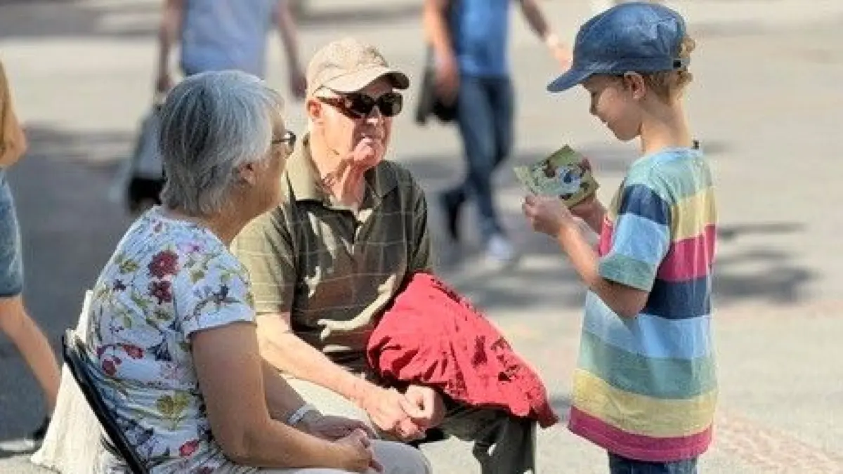 Es durfte auch ein Pixi-Buch sein: Die Drittklässler lasen Passanten auf dem Marktplatz vor.