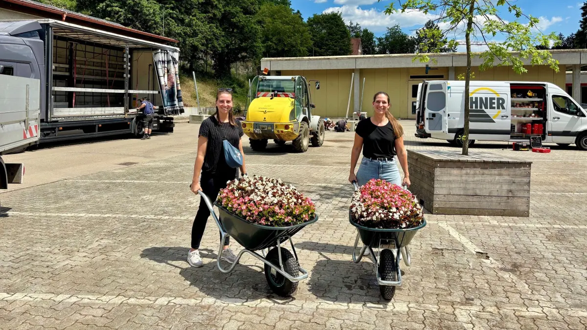Eileen Heber (links) und Miriam Ruess (rechts) koordinieren die Aufbauarbeiten für das Baustellenfest der Landesgartenschau und packen auch selbst kräftig mit an.