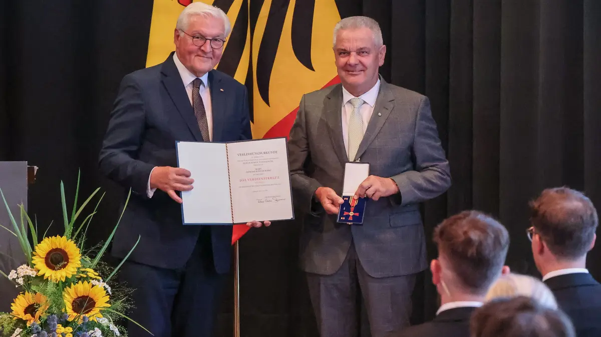 Der Bundespräsident der Bundesrepublik Deutschland, Frank-Walter Steinmeier, verleiht Gerhard Hugenschmidt den Verdienstorden der Bundesrepublik Deutschland.