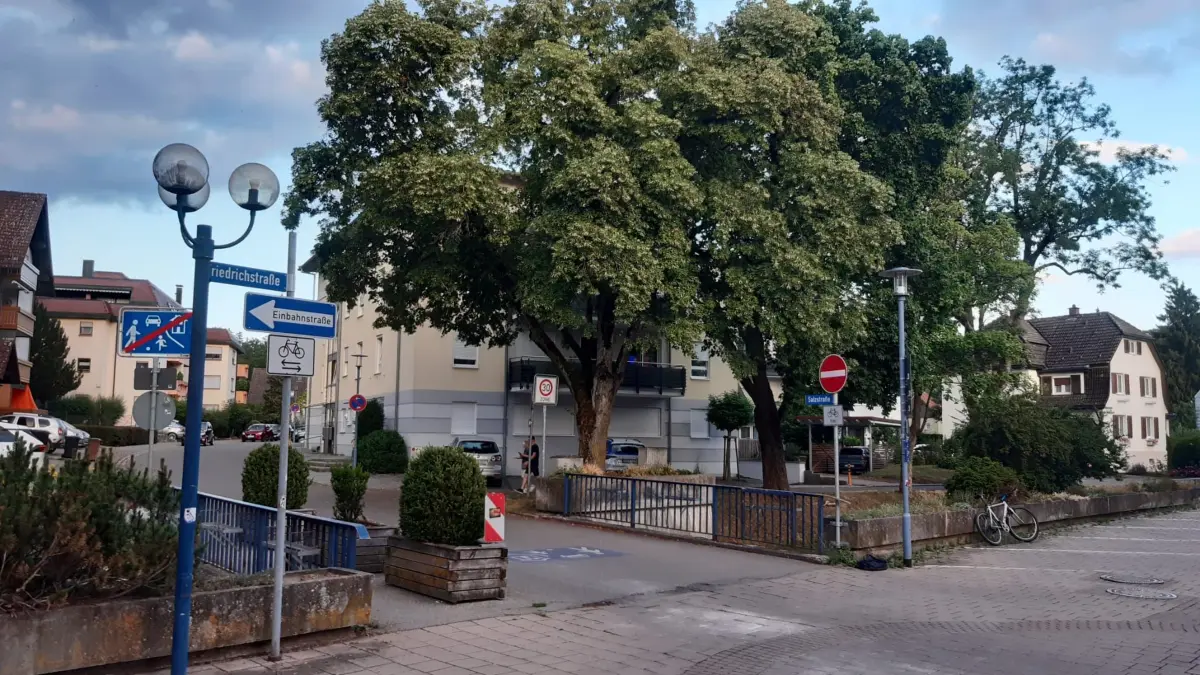 Die Brücke zwischen Salz- und Friedrichstraße wird für den Autoverkehr nun endgültig gesperrt. Sie ist marode, deswegen stehen die Blumenkübel auf der Seite, damit sie dort nicht mehr befahren werden kann.