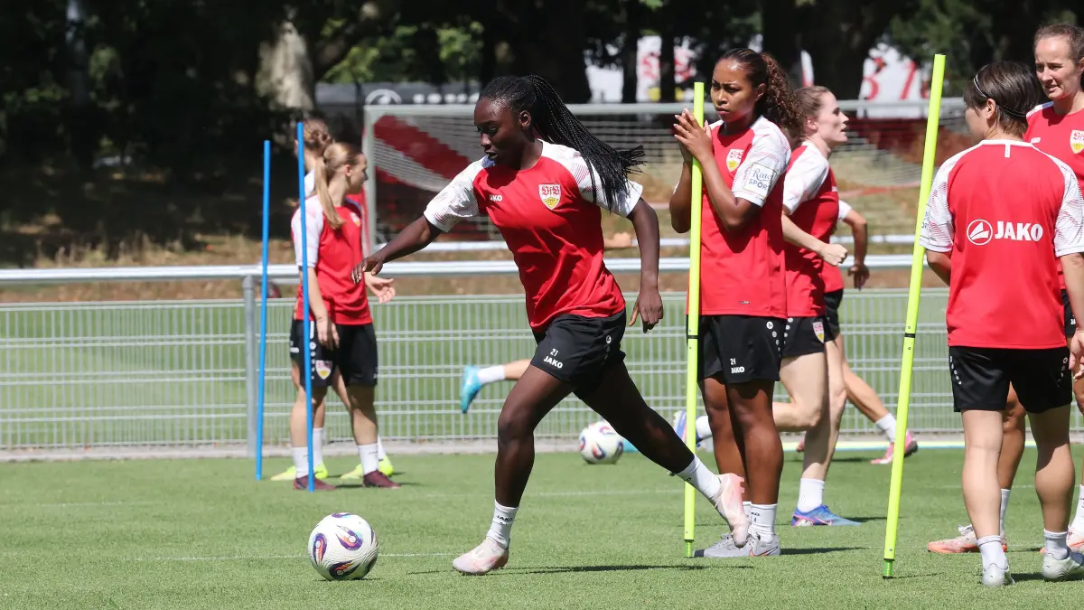 Training VfB Stuttgart Frauen: BAU // Stuttgart , Fußball Training VfB Stuttgart Frauen , von links; Mira Arouna / Katana Norman
