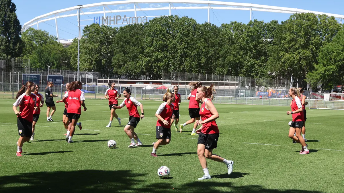 Training VfB Stuttgart Frauen: BAU // Stuttgart , Fußball Training VfB Stuttgart Frauen , mitte vorne: Katharina Schäfer