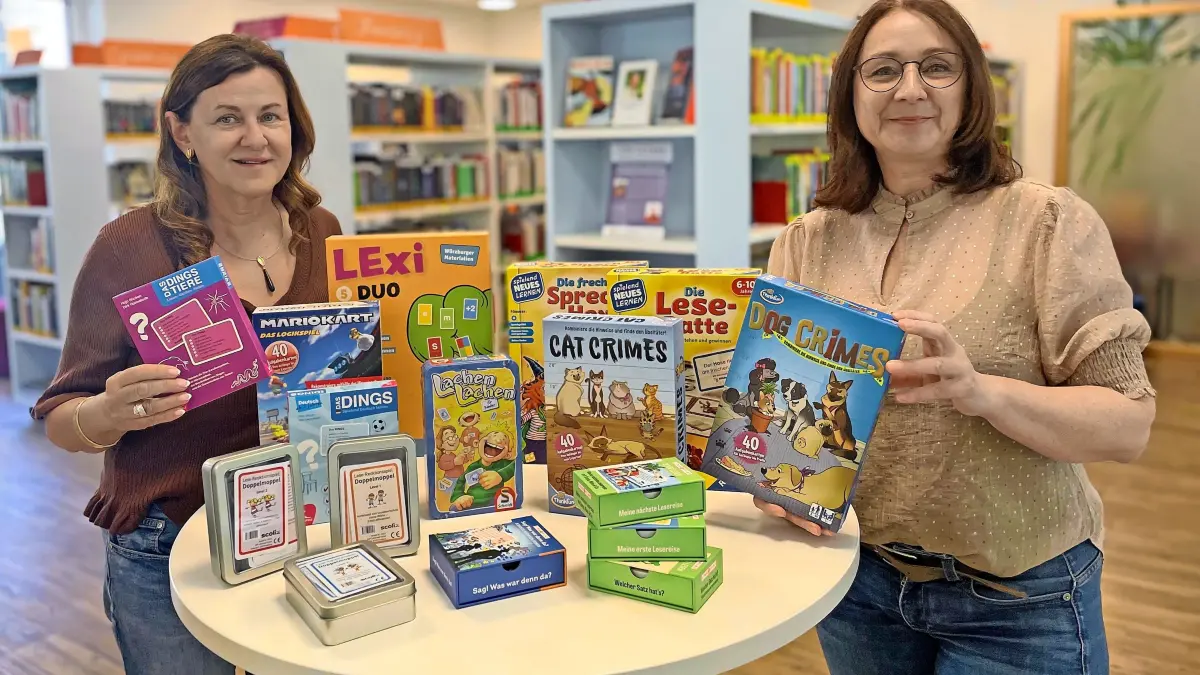 Lieselotte Banhardt, Leiterin der Stadtbibliothek Bad Dürrheim, und Tanja Bühler, Vorsitzende des Freundeskreises der Stadtbibliothek