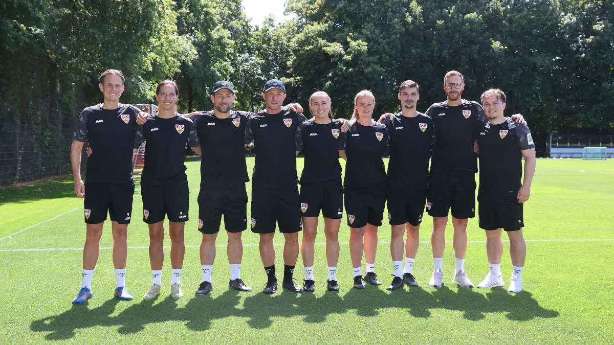 Training VfB Stuttgart Frauen: BAU // Stuttgart , Fußball Training VfB Stuttgart Frauen , Staff , von links: Frederick Drechsler / Ivana Rudelic / Trainer Nico Schneck / Samuel Fagerholm / Elena Danner / Miriam Hanemann / Christian Heinrich / Christian Liebke / Simon Kubach