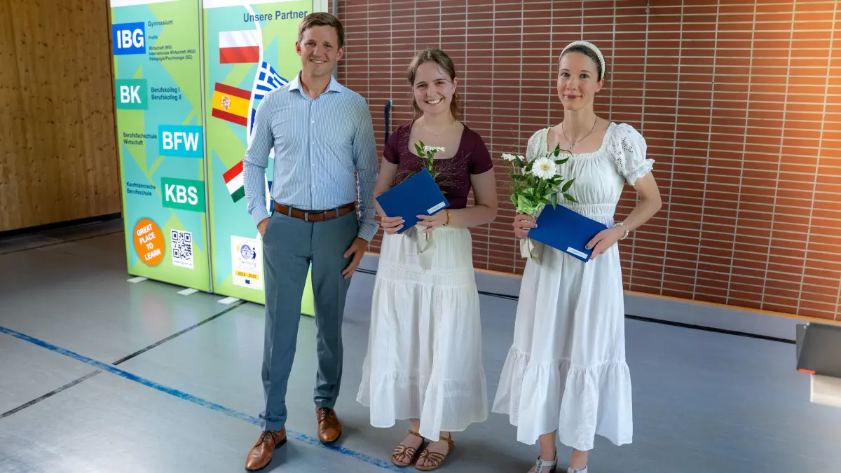 Der stellvertretende Schulleiter Julian Wolz gratulierte den beiden Sonderpreisträgerinnen Linda Fehrenbach und Coralie Heindl.