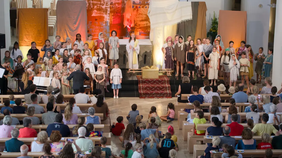 60 junge Sängerinnen der Mädchenkantorei begeistern bei Musical im Rottenburger Dom.