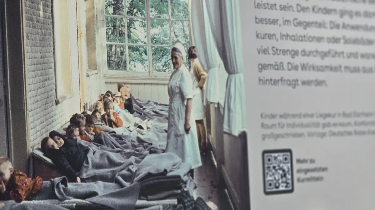 In der aktuellen Ausstellung im Landratsamt ist auch diese Aufnahme zu sehen. Sie zeigt Kinder bei der Liegekur in Bad Dürrheim 1967. Zwei Zeitzeuginnen berichteten nun außerdem von ihren Erlebnissen.