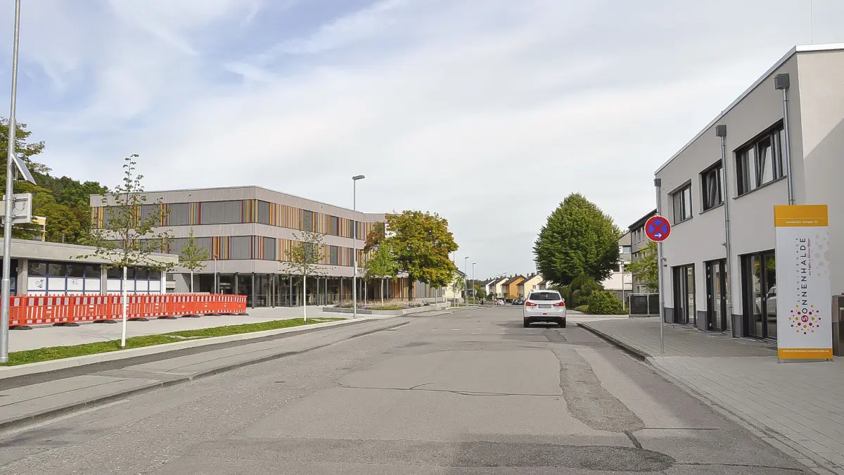Die Sanierung der Achdorfer Straße im Bereich des neuen Schulcampus zwischen den Knotenpunkten Goethe- und Eichbergstraße soll nach den Schulferien ab Anfang September in Angriff genommen werden.