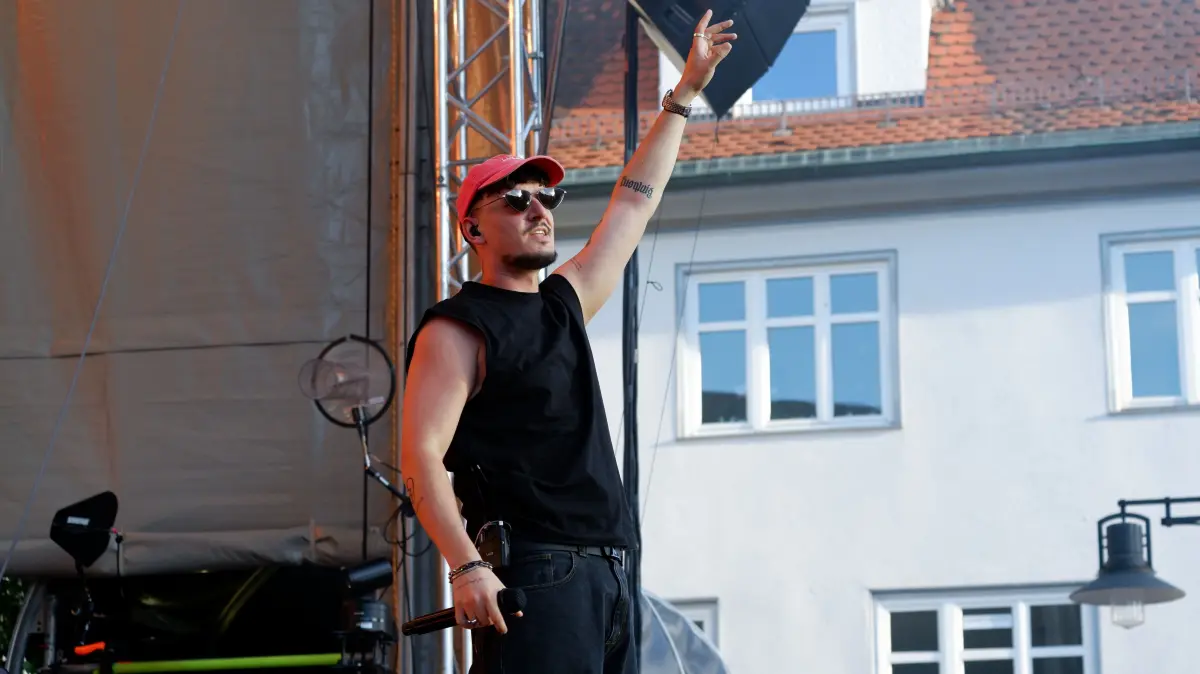 Sein Durchbruchsong "Auf & Ab" im Jahr 2021 machte Montez bundesweit bekannt. Der Song hat Stand jetzt 225 Millionen Streams.