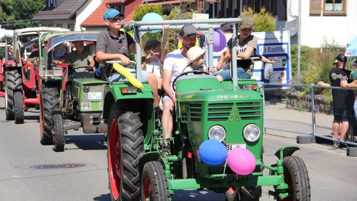 Historische Schlepper verschiedener Marken prägen am Sonntag das Ortsbild von Thanheim. Das Dorffest lockt mit Musik, Kulinarik und vielen Attraktionen zahlreiche Besucher an.