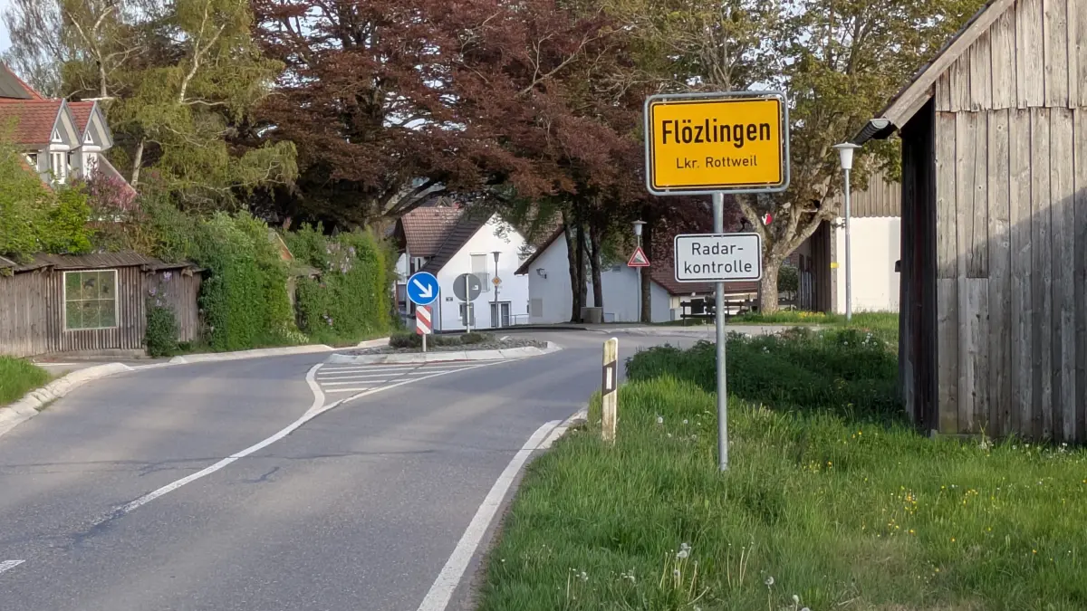 In Flözlingen darf nach dem Ortsschild aus Richtung Weiler noch zirka 150 Meter mit 50 km/h gefahren werden. Die Beschränkung auf Tempo 30 gilt erst ab der Einmündung in die Kaiserstraße.