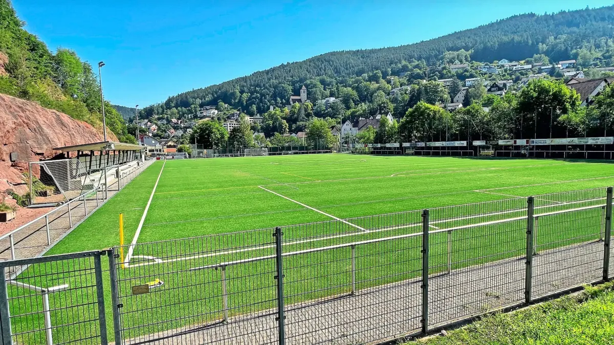 Das Glasflaschenverbot gilt auf dem Bernecksportplatz nur innerhalb der Barriere beim Hauptspielfeld, beziehungsweise auf allen eingezeichneten Spielfeldern.