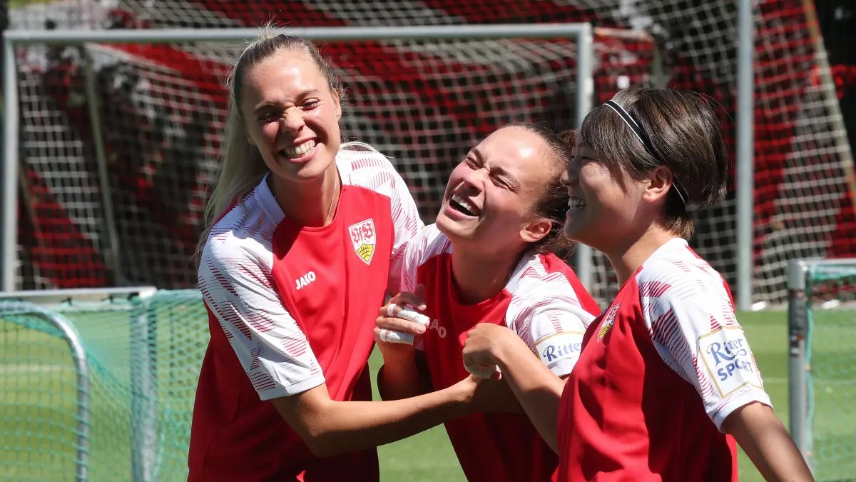 Training VfB Stuttgart Frauen: BAU // Stuttgart , Fußball Training VfB Stuttgart Frauen , von links: Janina Hechler / Kiara Beck