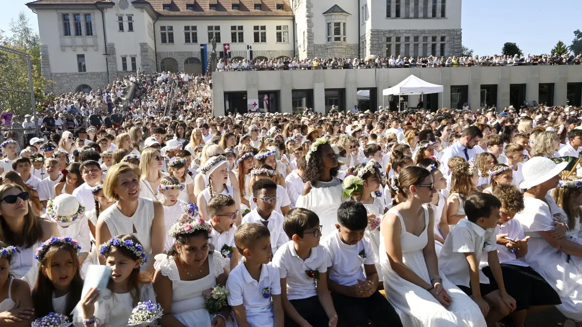 Am ersten Juli-Donnerstag feiert Rottweils Partnerstadt Brugg im Aargau ihr Jugendfest. Höhepunkte sind der Rutenzug durch die Stadt und die Morgenfeier am Freudenstein (Bild), bei der 2026 die junge Slam-Poetin Johanna Ruoff die – erfrischend mutige – Jugendfestrede hielt. Auch aus Rottweil haben wieder zahlreiche Gäste mitgefeiert.