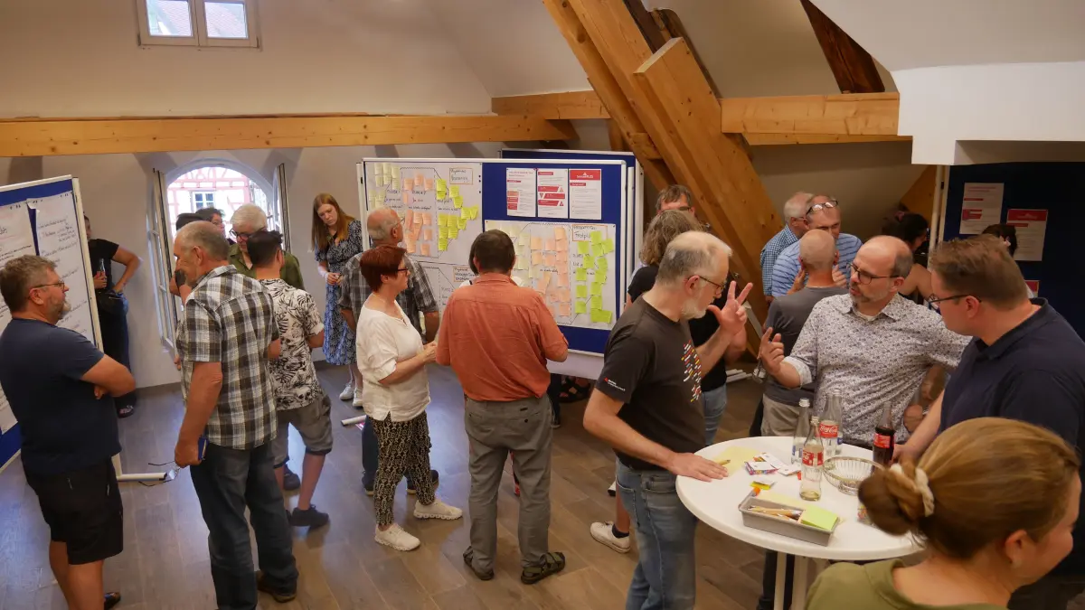 Lebhafte Gespräche beim "Gallery walk" der sechs im Rahmen der Bürgerbeteiligung Schiltach Plus angestoßenen Projekte