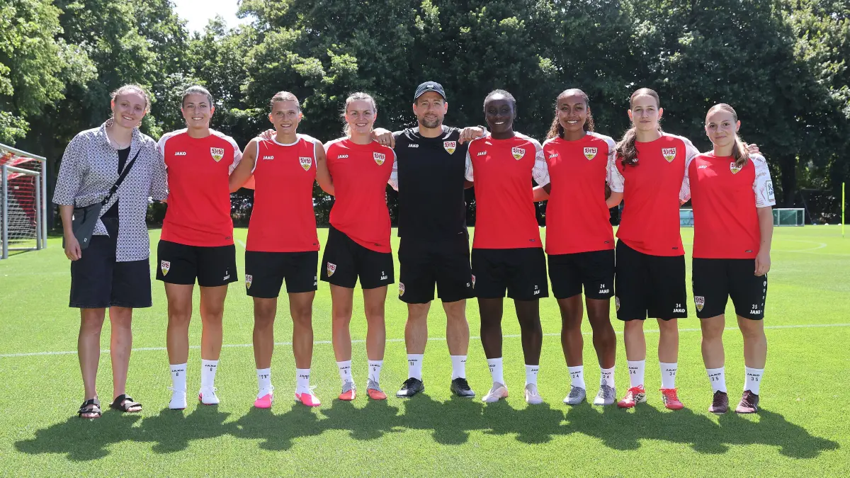 Training VfB Stuttgart Frauen: BAU // Stuttgart , Fußball Training VfB Stuttgart Frauen , Neuzugänge mit Trainer , von links: Verena Wieder / Chantal Hagel / Julia Mickenhagen / Greta Stegemann / Trainer Nico Schneck / Mira Arouna / Katana Norman / Svenja Hecke / Laura Carollo