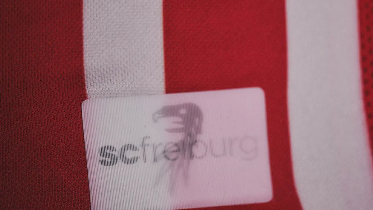 So sehen die neuen Trikots des SC Freiburg für die Saison 2026/27 aus